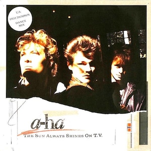 Może przedstawiać: Okładka albumu "The Sun Always Shines on T.V." zespołu a-ha z trzema członkami zespołu o złotych włosach. Nazwa zespołu jest w stylizowanej czcionce, a tytuł albumu znajduje się poniżej. Białe koło w lewym górnym rogu brzmi "U.S. STEVE THOMPSON DANCE MIX."