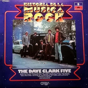 Może przedstawiać: Okładka albumu "Historia de la Musica Rock" z The Dave Clark Five. Obraz przedstawia członków zespołu pozujących przed samochodem. Tytuł albumu jest złotymi literami na niebieskim tle, a nazwa zespołu na biało.