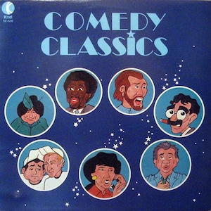 Puede incluir: Portada de álbum de vinilo vintage "Comedy Classics" con retratos de dibujos animados de comediantes en marcos circulares sobre un fondo azul oscuro con estrellas blancas. El título del álbum está en letras grandes de color azul claro.