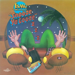 Puede incluir: Portada del álbum "Snooze Ya Looze" de Isaac. La ilustración presenta una figura de dibujos animados con pantalones verdes y zapatos marrones, con el texto "Snooze Ya Looze" en azul y rojo. Una luna y una palmera están en el fondo.