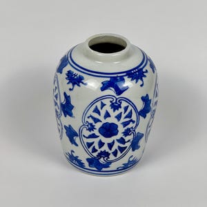 Vintage Chinoiserie Porcelain Ginger Jar / Vase - Blue and White.  5.5” x 4”