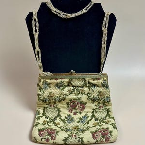 Cartera de hombro vintage de Walborg con bordado floral y tapiz, años 50. Alemania Occidental. Cierre de broche a presión y correa de cadena dorada