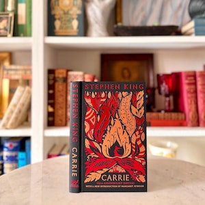 NOVO Carrie, de Stephen King - Edição Especial de 50º Aniversário - Capa Dura com Relevo, Marcador de Páginas em Fita e Introdução de Margaret Atwood
