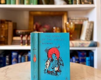 PRIMERA EDICIÓN La historia del amuleto de E. Nesbit - Tapa dura ilustrada vintage, Edición Biblioteca Looking Glass