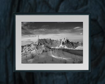 Fotografía en blanco y negro de las Islas Lofoten: Impresión de un espectacular paisaje montañoso invernal ártico.