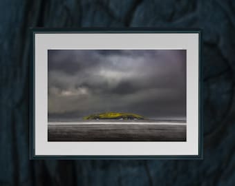 Lámina con paisaje melancólico de las tierras altas de Islandia – Arte mural nórdico minimalista – Escena de arena negra