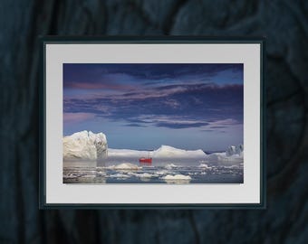 Fotografía de paisaje de icebergs en Groenlandia con barco rojo – Arte mural del Océano Ártico