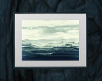 Lámina de las Tierras Altas de Islandia con niebla, paisaje de montaña minimalista, arte mural nórdico, fotografía artística.