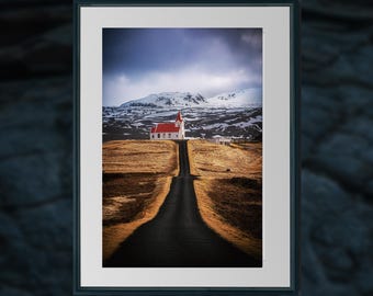 Lámina con paisaje de iglesia islandesa: techo rojo, montañas nevadas, arte mural nórdico.