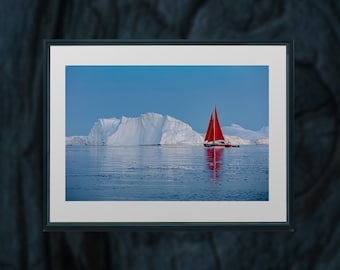 Fotografía de un velero rojo en el Ártico – Arte mural sobre el océano y los icebergs de Groenlandia