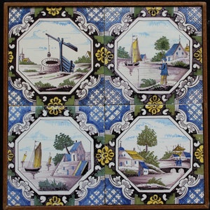 Könnte beinhalten: Vier quadratische Delft-Kacheln mit blauen und weißen geometrischen Mustern und einem Rand aus grünen und gelben floralen Designs. Jede Kachel zeigt eine andere Szene, die in Blau, Grün, Gelb und Braun gemalt ist: ein Brunnen mit einem Eimer, ein Segelboot auf einem Fluss, ein Haus mit einem Baum und eine Brücke mit zwei Figuren.