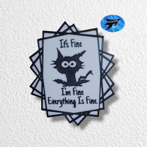 Pode incluir: Pin 3D impresso em preto e branco com um gato de desenho animado e o texto "It's Fine I'm Fine Everything Is Fine."