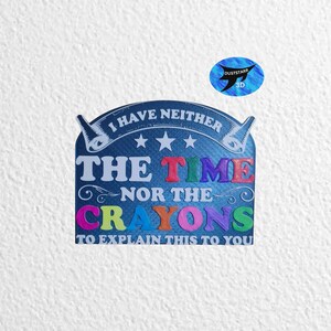 Op de afbeelding: Een blauw houten bord met de tekst "Ik heb noch de tijd noch de kleurpotloden om dit uit te leggen". De tekst is wit, met de woorden "tijd" en "kleurpotloden" in regenboogkleuren.