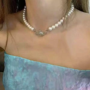 Saturn Perlenkette - Zierliche Choker Perlenkette - Perfektes Geschenk für Frauen, Geburtstag, Muttertag, Valentinstag, Weihnachtsschmuck