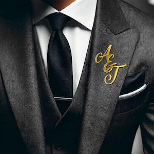 Broche de lapela com inicial dourada personalizada | Broche de monograma personalizado para homens | Acessórios elegantes para noivos e padrinhos | Presente de casamento e aniversário