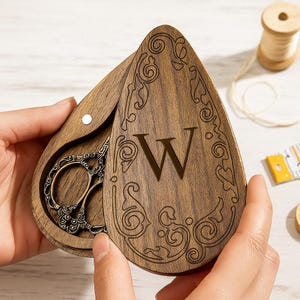 Aangepaste naam vintage ooievaarsschaar met gegraveerde houten kist | Gepersonaliseerde naaischaar | Cadeau voor naaister, borduren, doe-het-zelver