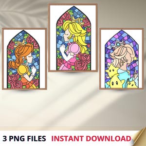 Può includere: Tre disegni di vetrate colorate con la principessa Peach, la principessa Daisy e Rosalina. Ogni disegno è incorniciato da una cornice in legno marrone e presenta un design di vetrate colorate con fiori e stelle.