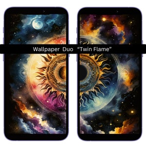 Könnte beinhalten: Zwei Handy-Hintergrundbilder mit einem himmlischen Thema. Das linke Hintergrundbild zeigt eine stilisierte Sonne mit einem Mandala-Design, umgeben von Sternen und Wolken. Das rechte Hintergrundbild zeigt die gleiche Sonne, aber mit einem anderen Farbschema und einem abstrakteren Design. Der Text "Wallpaper Duo "Twin Flame"" wird oben im Bild angezeigt.