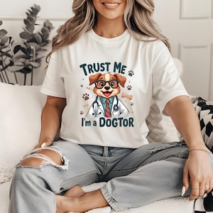 Vertrauen Sie mir, ich bin ein Dogtor Shirt, lustiges Tierarzt Shirt, niedliches Cartoon Hund T-Shirt, Tierliebhaber Geschenk, Hund Tierarzt Humor Shirt für Haustierbesitzer