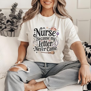 Camiseta "Enfermeira Porque Minha Carta Nunca Chegou", Camiseta Engraçada de Enfermeira Bruxa, Camiseta de Enfermeira de Halloween, Presente de Enfermeira Mágico e Fantasia, Blusa de Enfermeira Mística