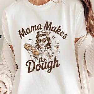 Mama Makes the Dough Shirt, Retro Baking Shirt for Women, Funny Farmhouse Kitchen Gift for Moms Who Bake Bread with Love and Passion