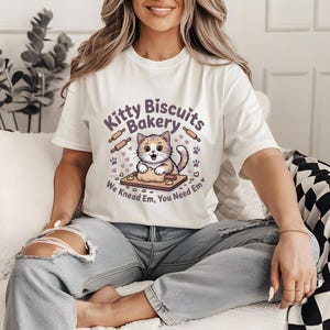 Kitty Biscuits Bakery Shirt, shirt grappige kat bakken, We Knead Em You Need Em, schattig kattenshirt voor vrouwen, cadeau kattenliefhebber, comfortkleuren T-shirt