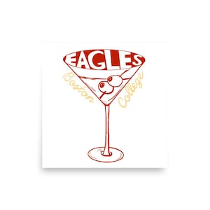 Puede incluir: Gráfico rojo y blanco de una copa de martini con dos aceitunas. La palabra "EAGLES" está en la parte superior del vaso, con "Boston College" escrito alrededor del vaso en dorado.