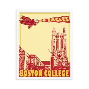 Puede incluir: Póster enmarcado con fondo amarillo. Presenta un águila roja que lleva una pancarta con la leyenda "GO EAGLES". El póster también muestra una ilustración roja de un edificio y las palabras "BOSTON COLLEGE" en amarillo.