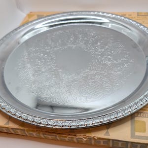 Taca do serwowania Vintage Irvinware Chrome | 12" okrągły wzór ananasa | Taca dla gospodyni w stylu Mid-Century Modern z oryginalnym pudełkiem