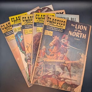 以下が含まれることがあります： ヴィンテージの「Classics Illustrated」コミック本のコレクション。表紙には、鮮やかなイラストと「The Lion of the North」や「Buffalo Bill」などのタイトルが描かれています。本には黄色と黒の文字があり、15¢や25¢などの価格が表示されています。