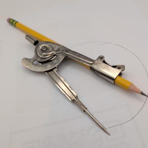 Compasso de desenho vintage com suporte de lápis de alavanca – Ferramenta de engenharia de meados do século