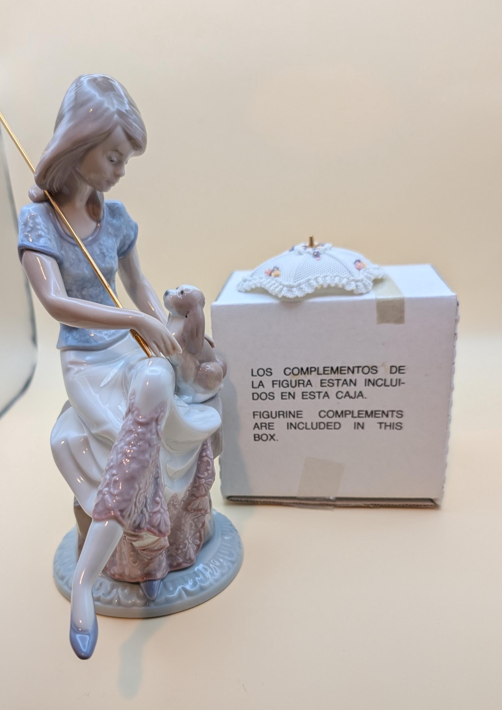 リヤドロ】【希少】Picture Perfect 傘をさす女性と犬 7612