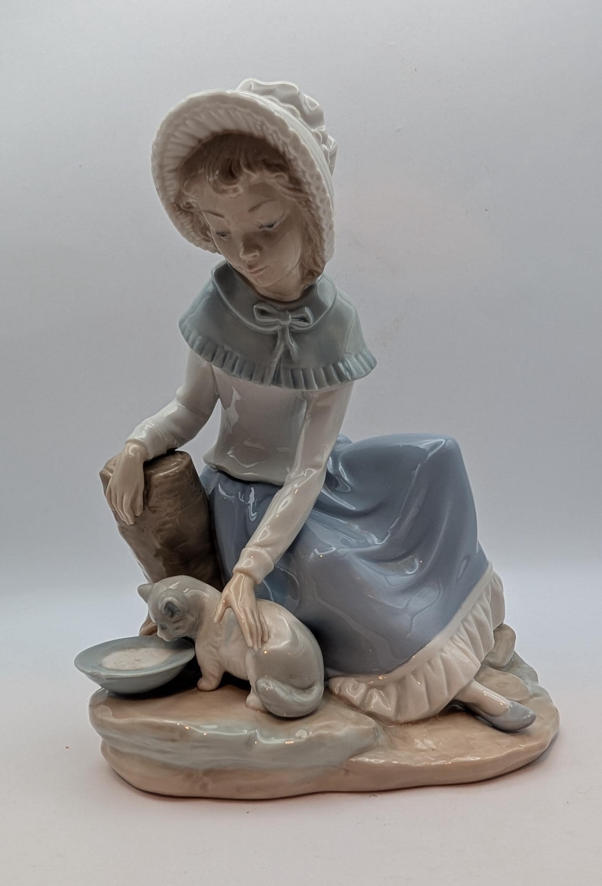 Lladro NAO "Milk for the Cat" #284