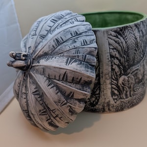 Puede incluir: Un juego de tres cuencos de cerámica anidados en tonos azules, verdes y blancos. Los cuencos presentan un esmalte moteado y un diseño sencillo y moderno. El cuenco más grande tiene aproximadamente 18 cm de diámetro.