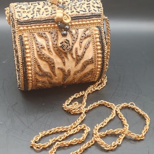 Bolso de mano Mary Frances, estilo cartera, tipo sobre, bandolera, de estilo concha de almeja.