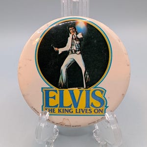 Elvis The King Lives On – 1977 Boxcar Enterprises 3&quot; Tribute Pin
