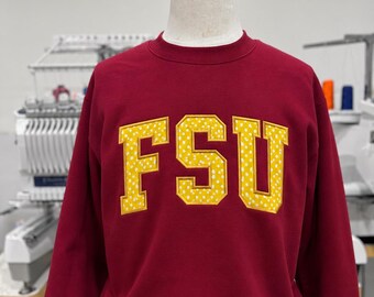 Sudadera de graduación personalizada, cuello redondo con apliques universitarios personalizados, ropa de regalo universitaria bordada, estilo preppy cómodo para el día a día en el campus.