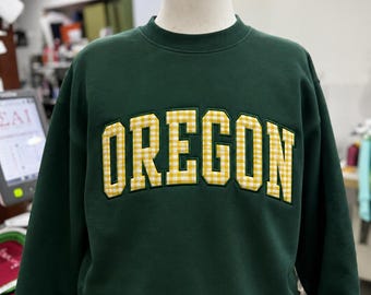 Sudadera de regalo personalizada, sudadera estilo universitario con cuello redondo y bordado personalizado, top de moda universitaria a cuadros, atuendo cómodo para mujer, regalo ideal para el campus.