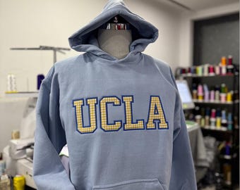 Sudadera universitaria personalizada bordada, merchandising universitario personalizado con letras de lunares, sudadera de cuello redondo con letras universitarias, regalo escolar personalizado