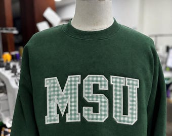 Sudadera personalizada para regalo universitario, sudadera universitaria con cuello redondo y bordado personalizado, top de regalo de moda universitaria, conjunto cómodo de estilo diario para mujer.