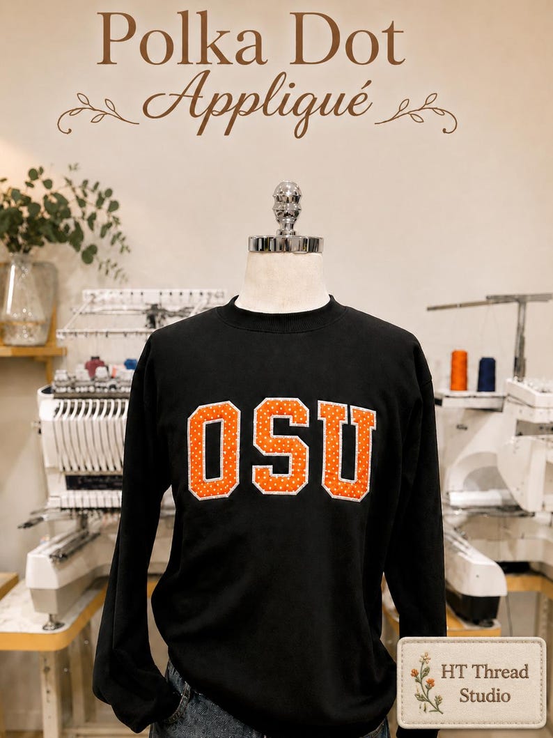 Puede incluir: Sudadera negra de manga larga con las letras "OSU" en naranja con lunares blancos. El texto "Polka Dot Appliqu&eacute;" est&aacute; encima de la sudadera. La sudadera se muestra en un maniqu&iacute;.