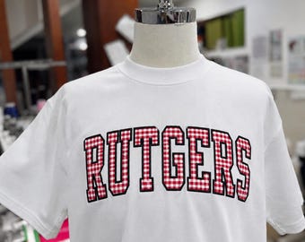 Camiseta universitaria preppy personalizada, camisa de cuadros bordada personalizada, top gráfico de estilo universitario, idea de regalo de moda universitaria de boutique