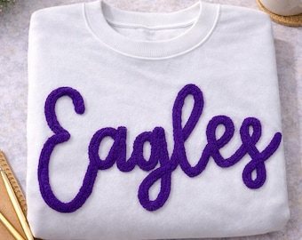 Sudadera de cuello redondo con letras cursivas personalizadas, sudadera bordada en chenilla, camisa con textura acogedora, conjunto con palabras personalizadas, estilo casual y moderno.