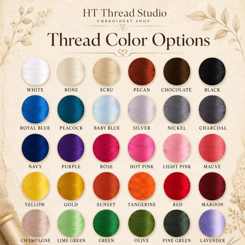 Puede incluir: Una carta de colores de HT Thread Studio muestra opciones de color de hilo. La carta presenta 28 colores de hilo, incluyendo blanco, negro, rojo y dorado. El texto "Thread Color Options" est&aacute; en la parte superior. La imagen tiene un fondo neutro con acentos florales.