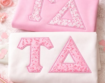Sudadera con letras griegas bordadas, cuello redondo con apliques personalizados, letras estilo hermandad, regalo femenino personalizado para ella, merchandising universitario.