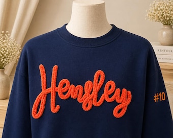 Sudadera personalizada de chenilla bordada, cuello redondo con nombre y número en letra cursiva, estilo merchandising universitario, regalo de hilo esponjoso