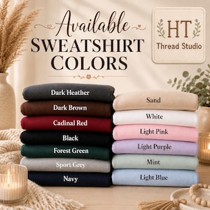 Puede incluir: Una pila de sudaderas plegadas en varios colores, incluyendo gris oscuro, marr&oacute;n oscuro, rojo cardenal, negro, verde bosque, gris deportivo y azul marino. La imagen tambi&eacute;n muestra sudaderas color arena, blanco, rosa claro, lila claro, menta y azul claro. Texto: "SWEATSHIRT COLORS disponibles."