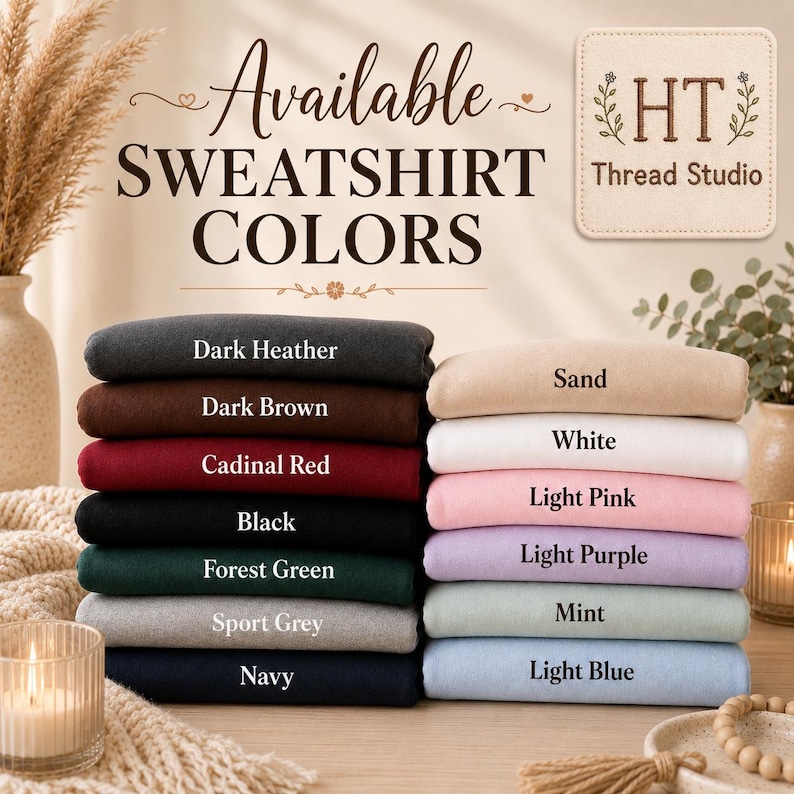 Puede incluir: Una pila de sudaderas plegadas en varios colores, incluyendo gris oscuro, marr&oacute;n oscuro, rojo cardenal, negro, verde bosque, gris deportivo y azul marino. La imagen tambi&eacute;n muestra sudaderas color arena, blanco, rosa claro, lila claro, menta y azul claro. Texto: "SWEATSHIRT COLORS disponibles."