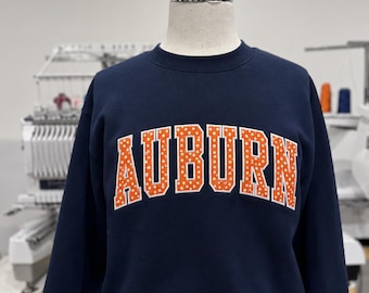 Sudadera universitaria personalizada, cuello redondo con apliques universitarios personalizados, regalo bordado estilo preppy para el campus, ropa cómoda de boutique a la moda.
