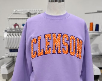 Sudadera cómoda estilo campus, cuello redondo con apliques universitarios personalizados, regalo de ropa de moda preppy universitaria bordada, estilo boutique para el día a día.